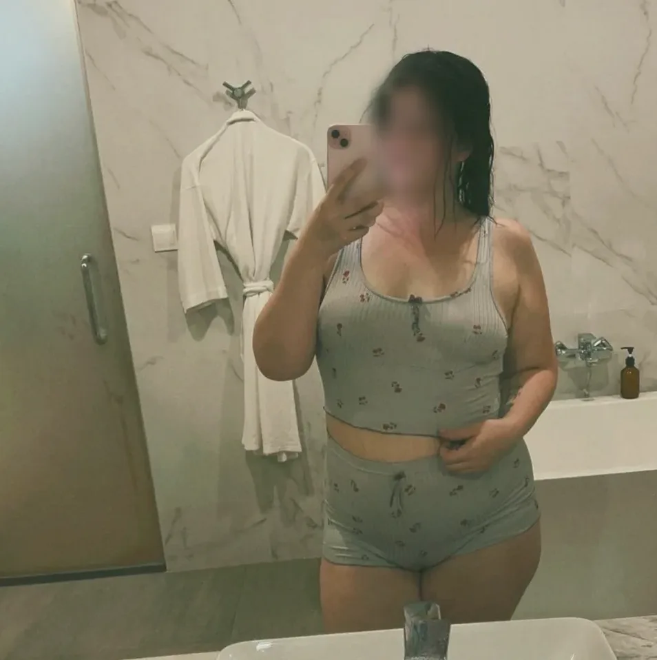 Zeynep, 27